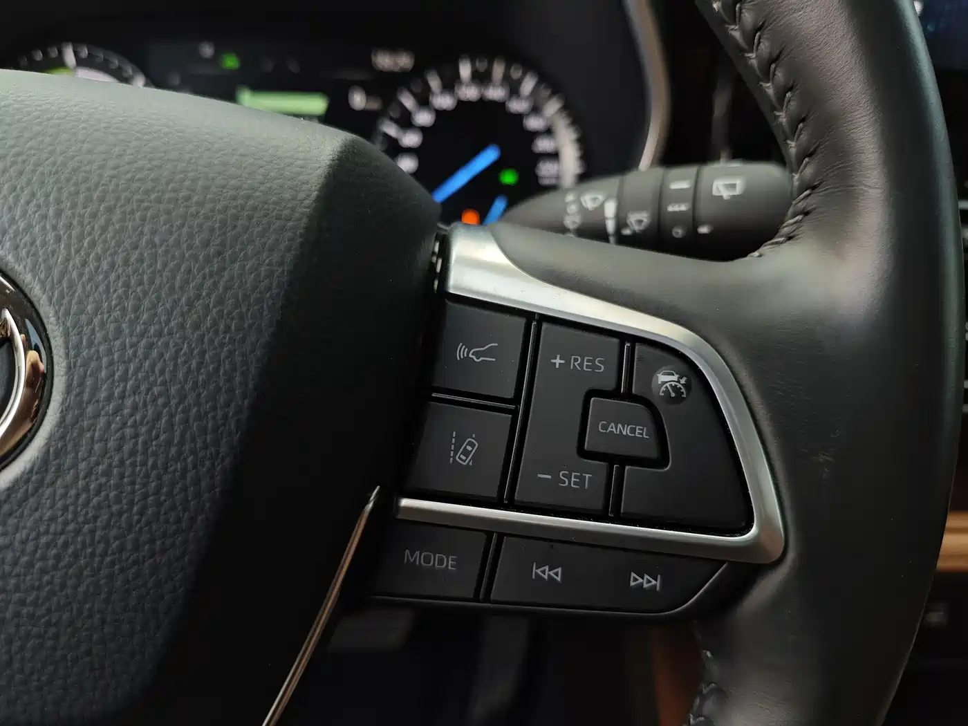 Toyota Highlander 2023 2.5L Smart Hybrid Dual Engine AWD Premium 7-Seater фото 16