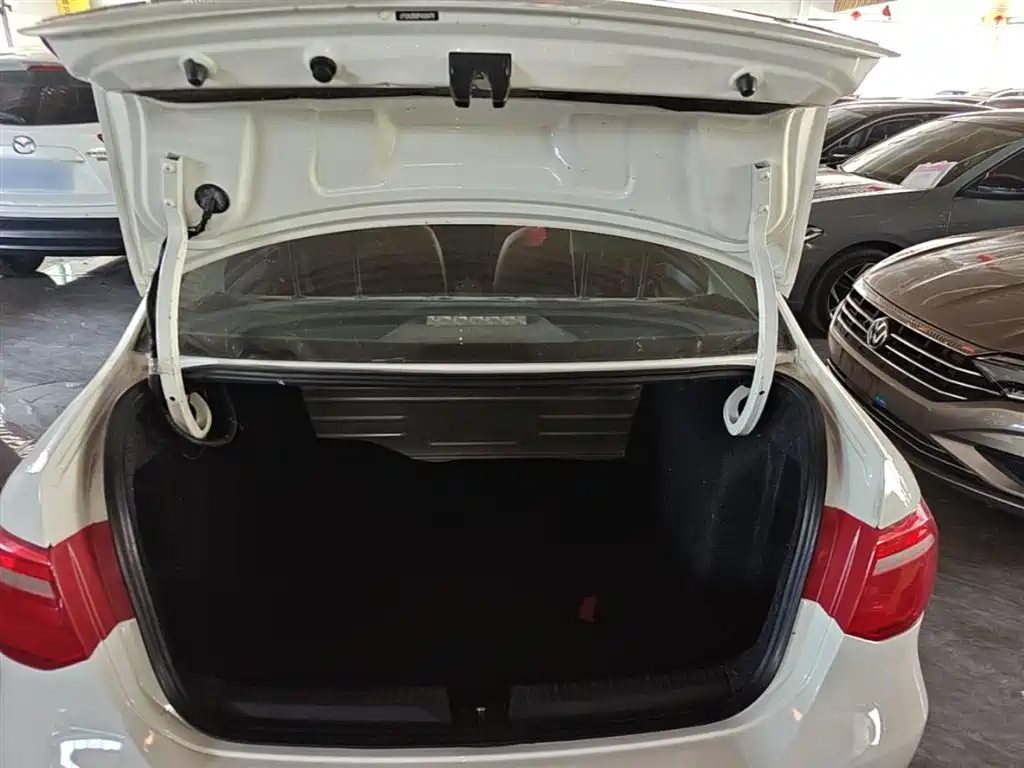 Volkswagen Jetta 2015 1.6L Auto Comfort фото 19