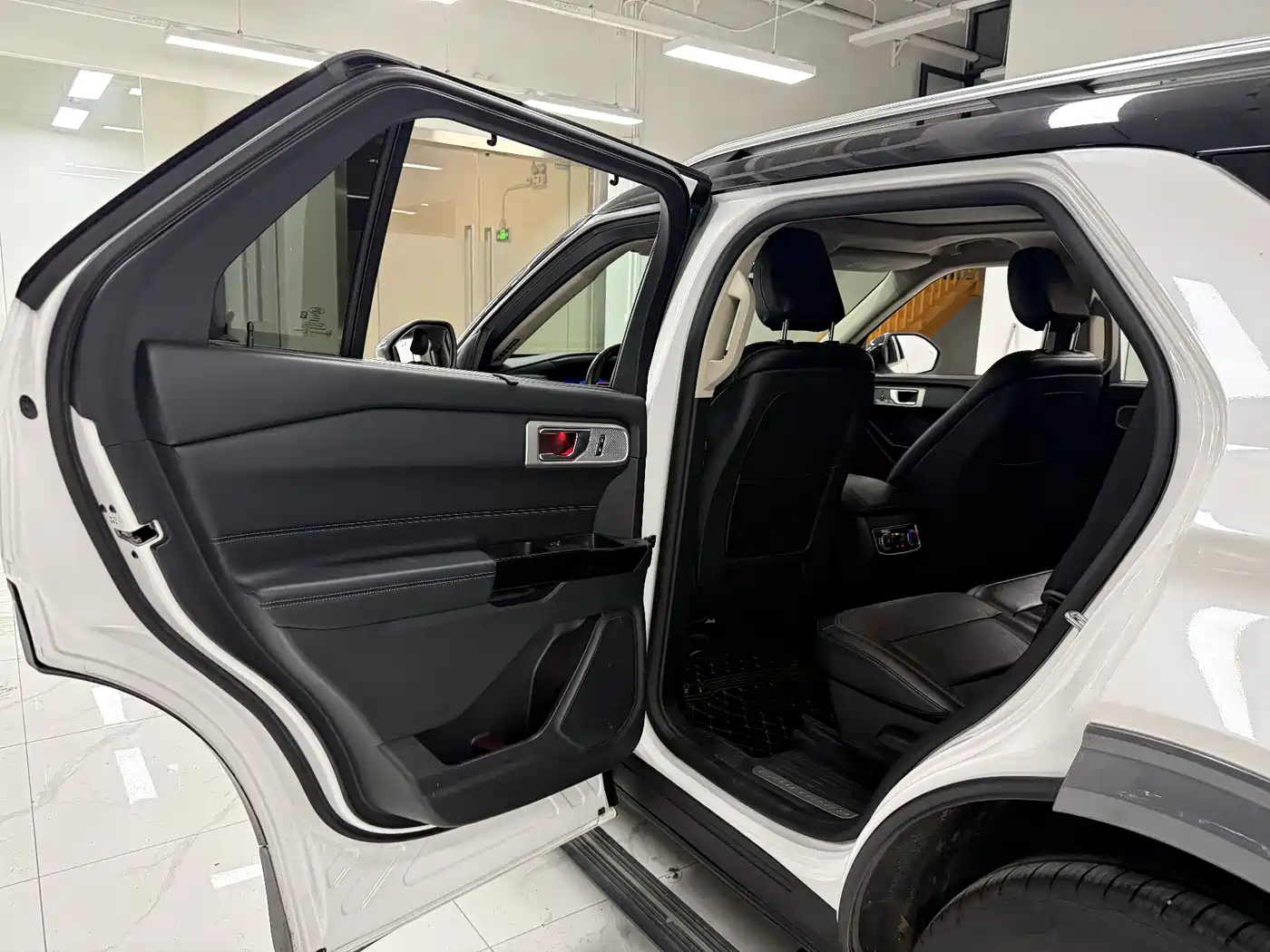 Photo 12 - Ford Explorer