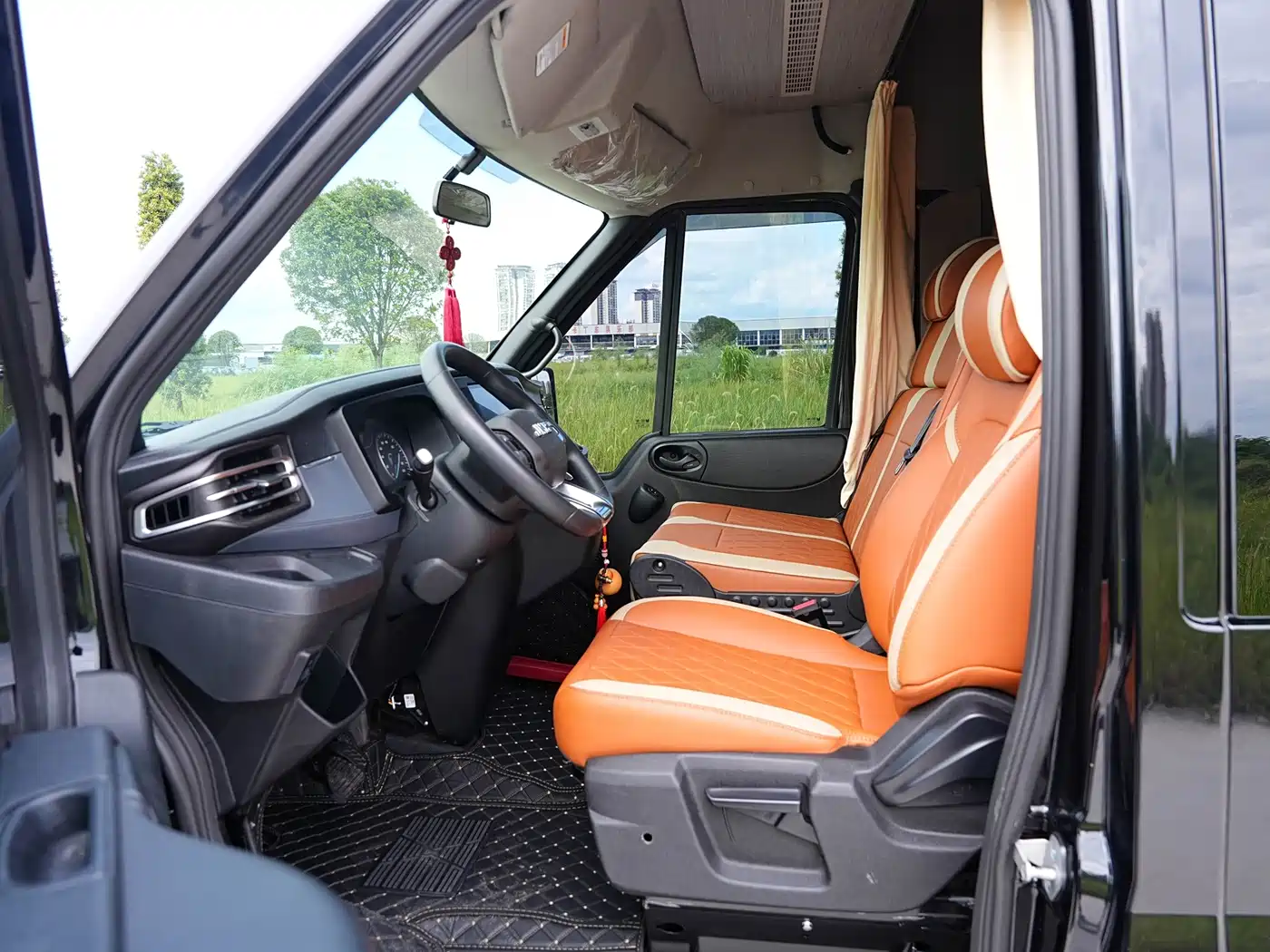 Jiangling JMC Fushun 2025 2023 Model 2.0T Automatic Short Wheelbase Medium Roof Commercial MPV 6 Seats