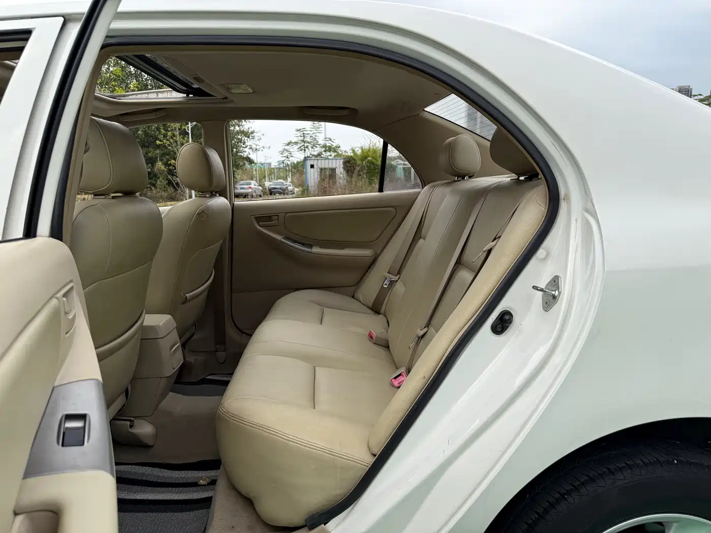 Toyota Corolla 2013 1.6L Automatic Luxury фото 8