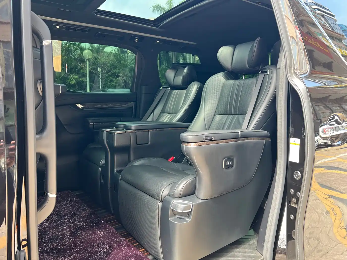 Toyota Vellfire 2019 Hybrid 2.5L HV Premium Edition фото 7