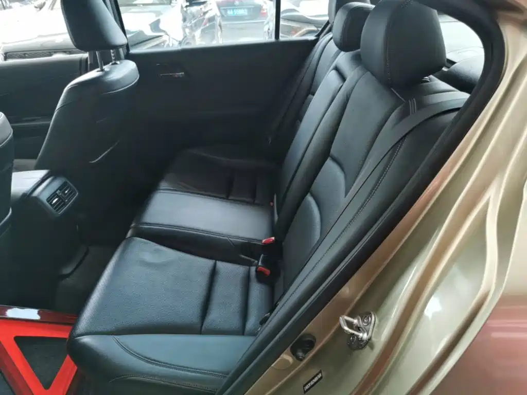 Фото 17 - Honda Accord