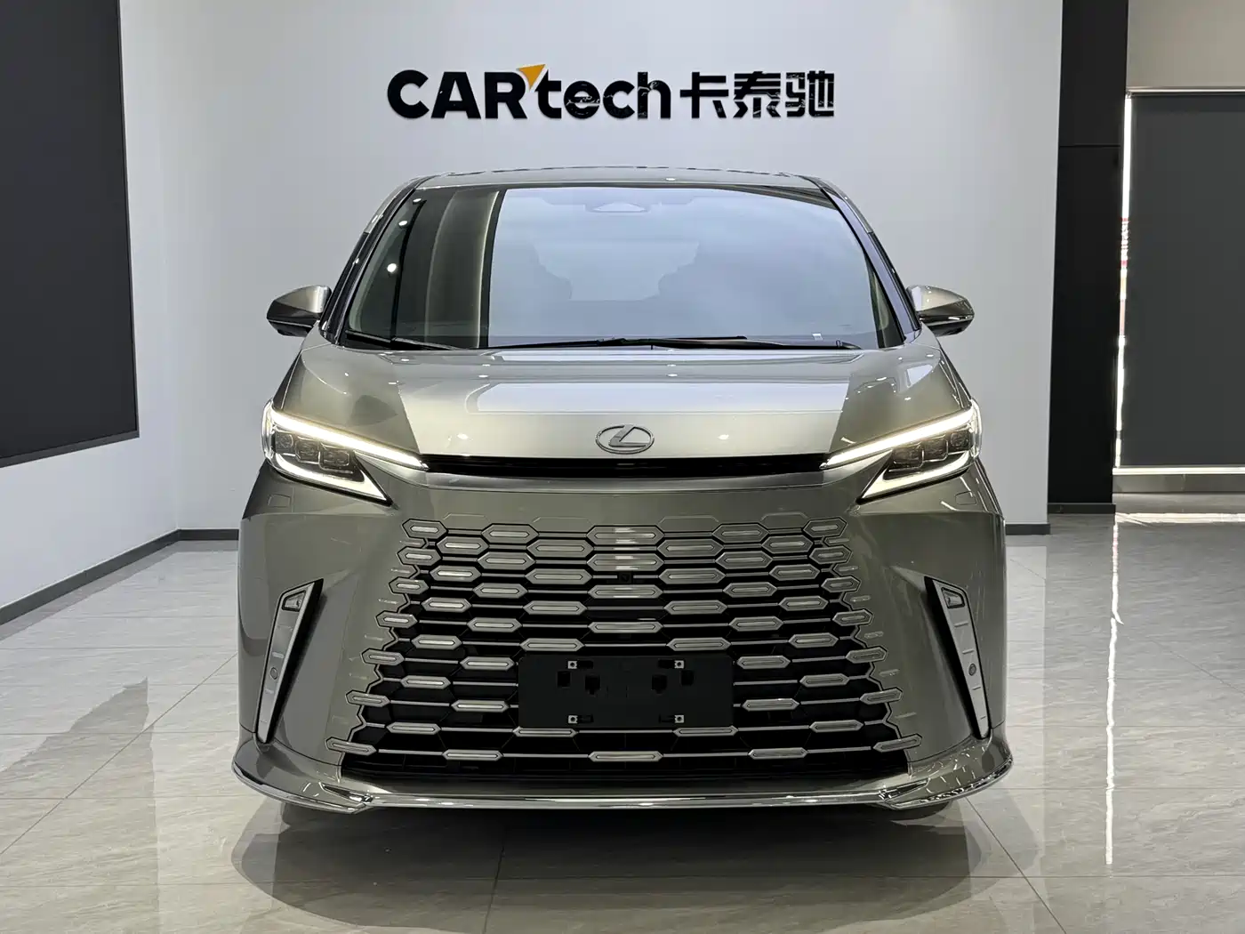 Lexus LM 2023 500h 6-Seater Prestige Edition фото 2