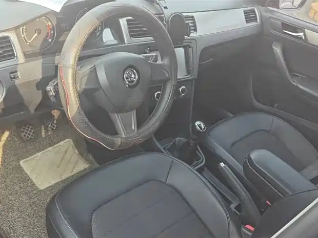 Škoda Skoda Rapid Spaceback 2016 Facelift 1.6L Manual Innovation Edition фото 4