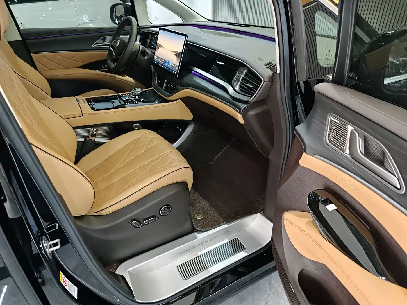 Denza D9 2025 2024 DM-i 980 AWD Prestige