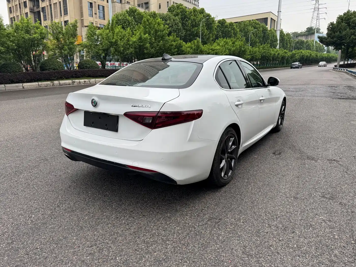 Alfa Romeo Giulia 2017 2.0T 200HP Luxury Edition фото 9
