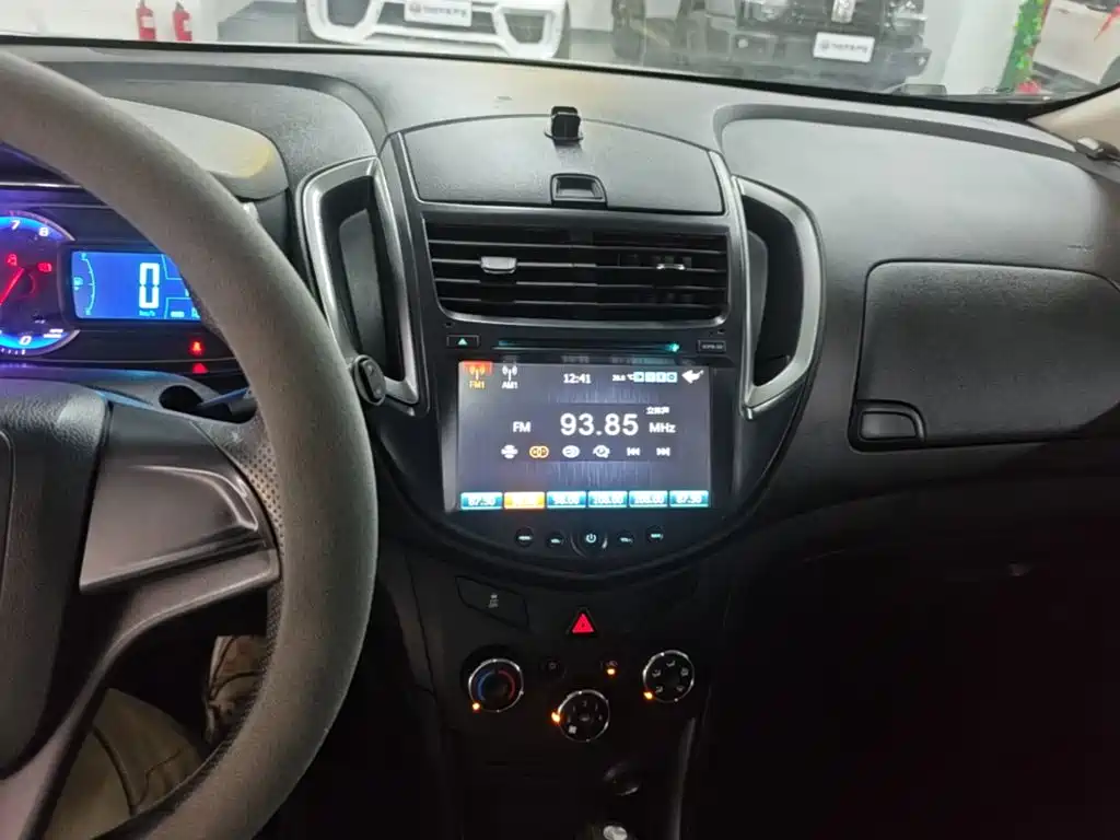 Photo 13 - Chevrolet Trax