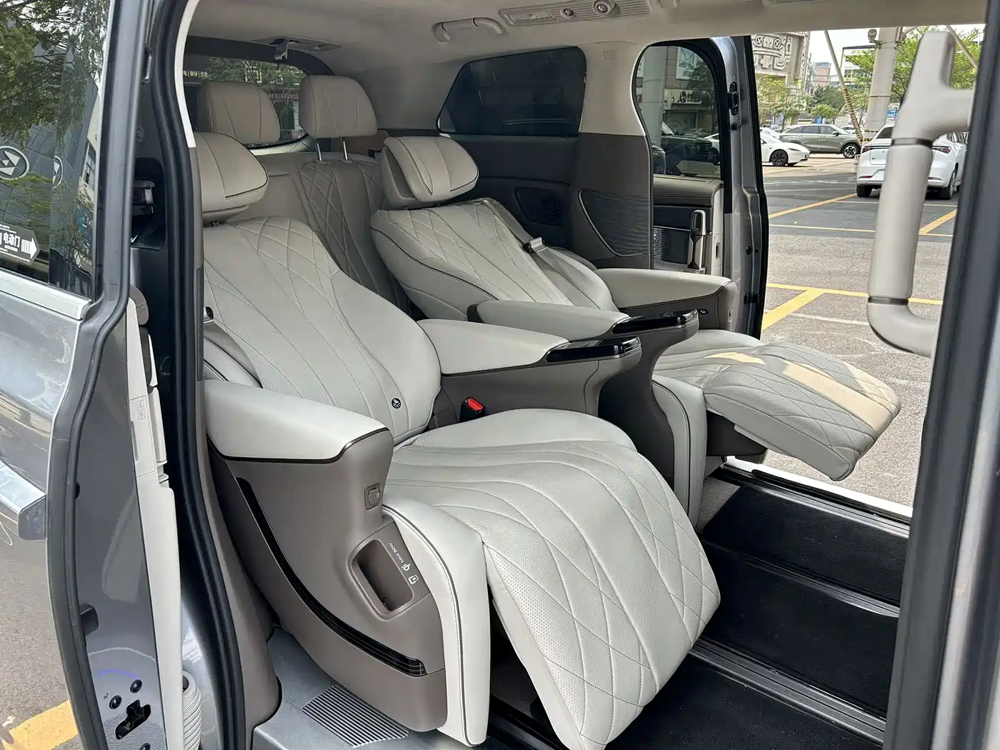 Denza D9 2022 DM-i 970 AWD Flagship фото 10