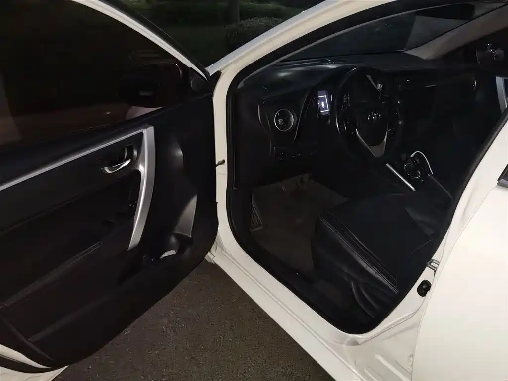 Toyota Corolla 2017 Facelift Hybrid 1.8L E-CVT Elite Edition фото 14