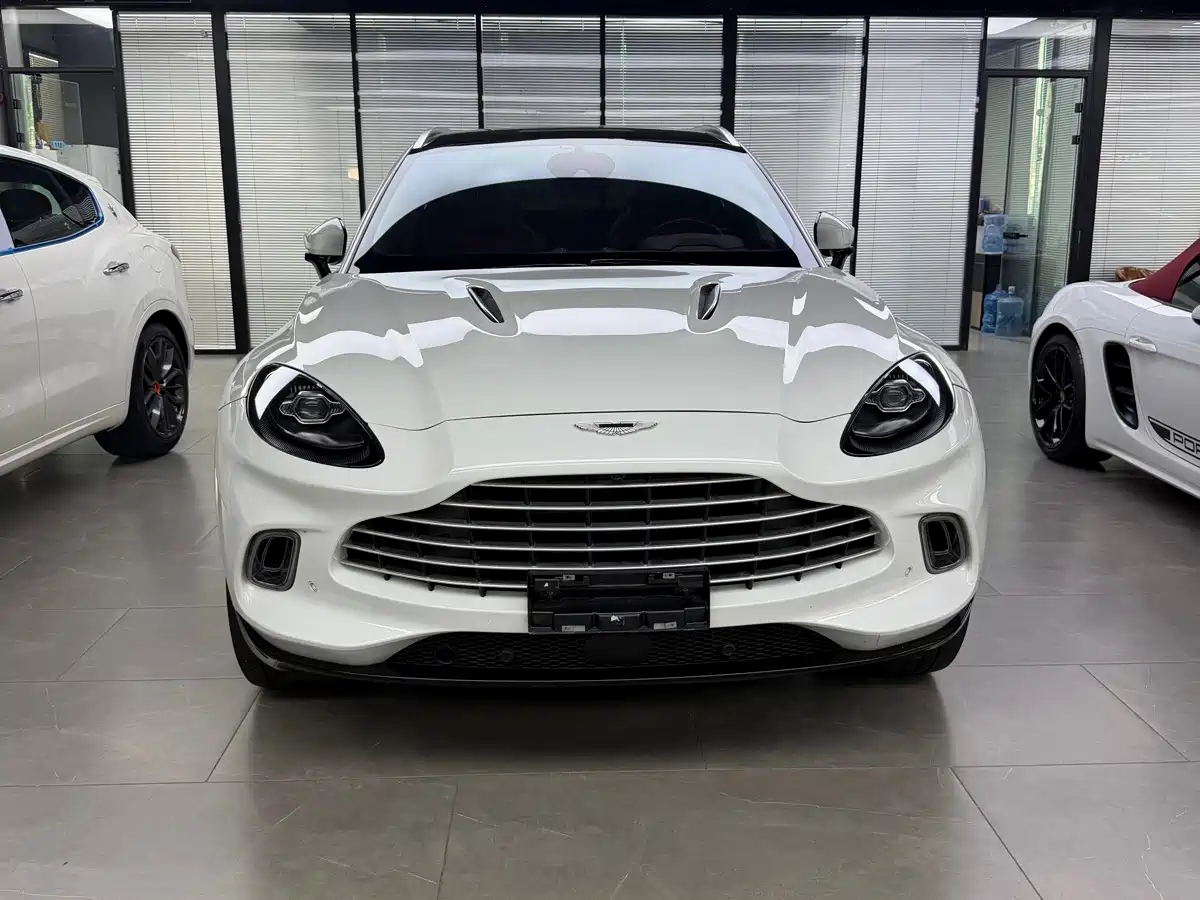 Фото 2 - Aston Martin DBX