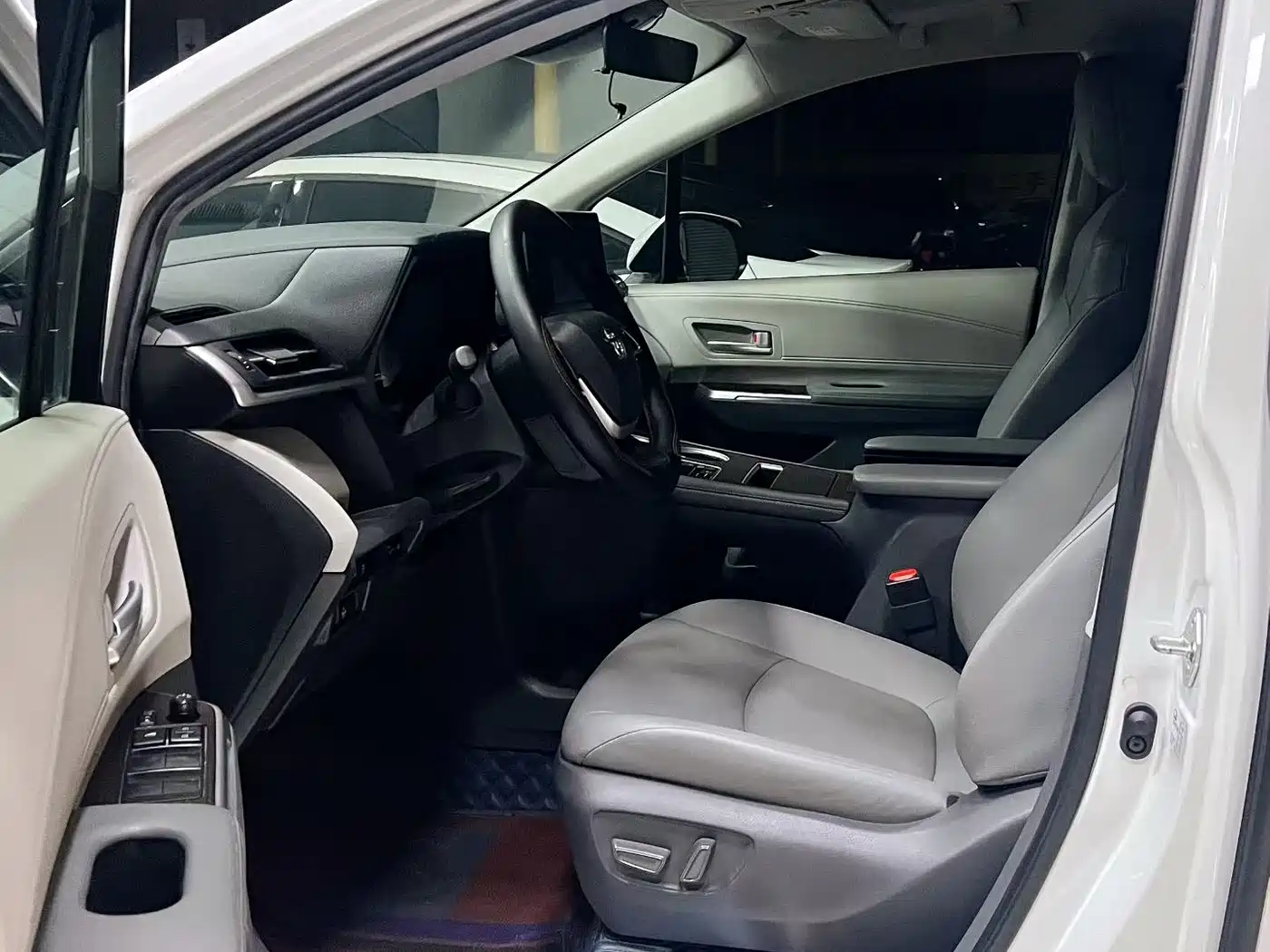 Toyota Sienna 2023 2.5L Hybrid Luxury Edition фото 4