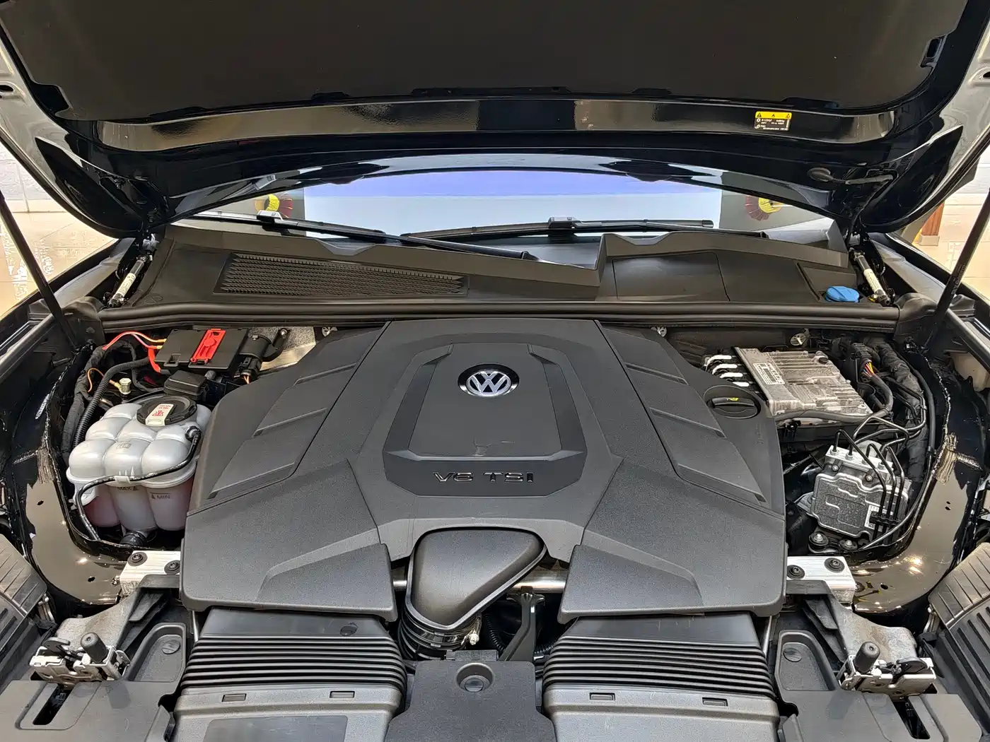 Volkswagen Touareg 2023 3.0TSI R-Line Black Sports Package фото 16