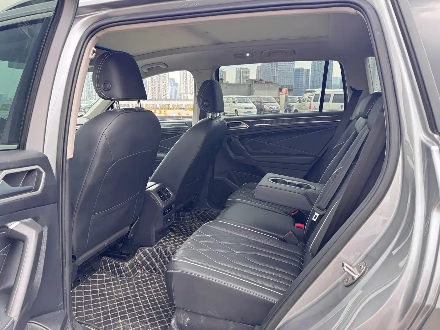 Volkswagen Tiguan L 2023 Facelift 330TSI Auto FWD R-Line Premium фото 11