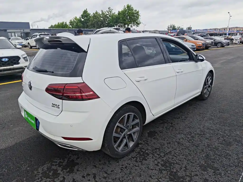 Photo 7 - Volkswagen Golf