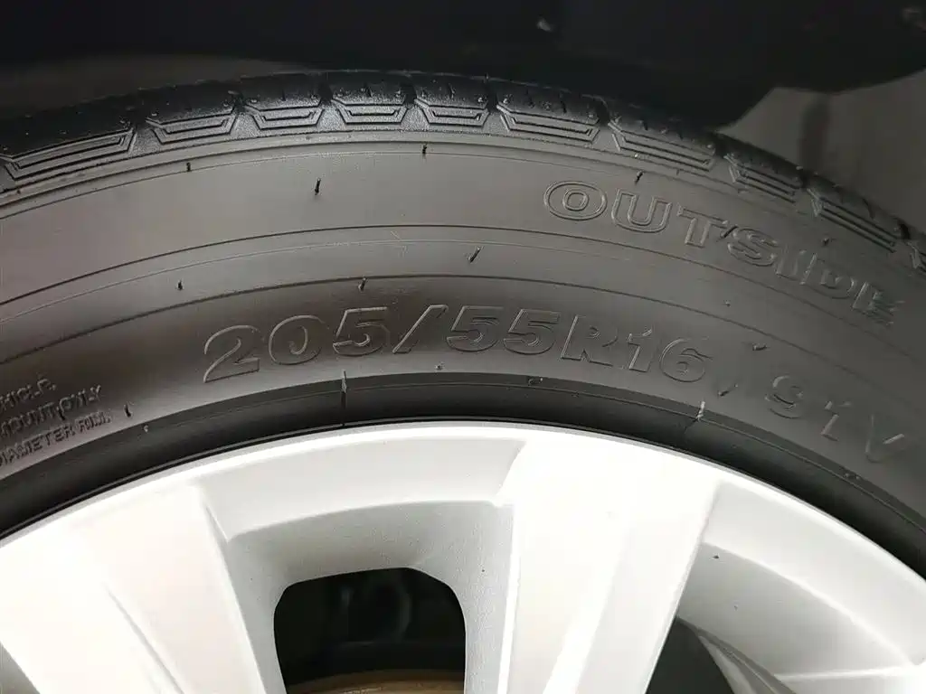Volkswagen Lavida 2017 1.6L Automatic Comfort Edition фото 24