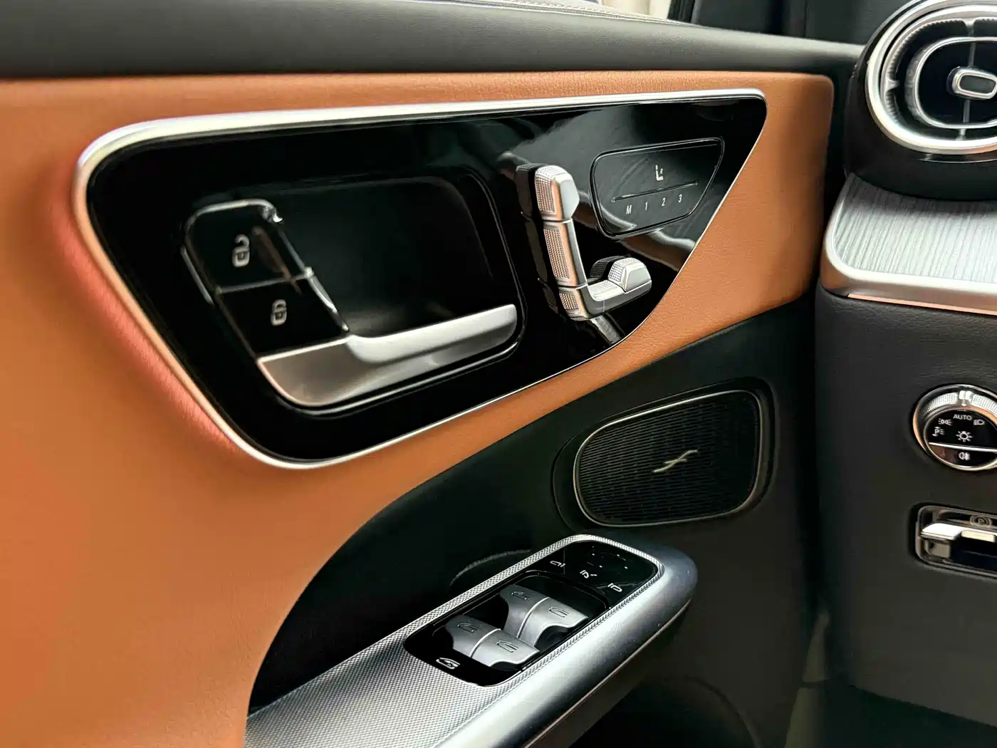 Mercedes-Benz GLC 2023 Facelift GLC 260 L 4MATIC Luxury 7-Seater фото 12