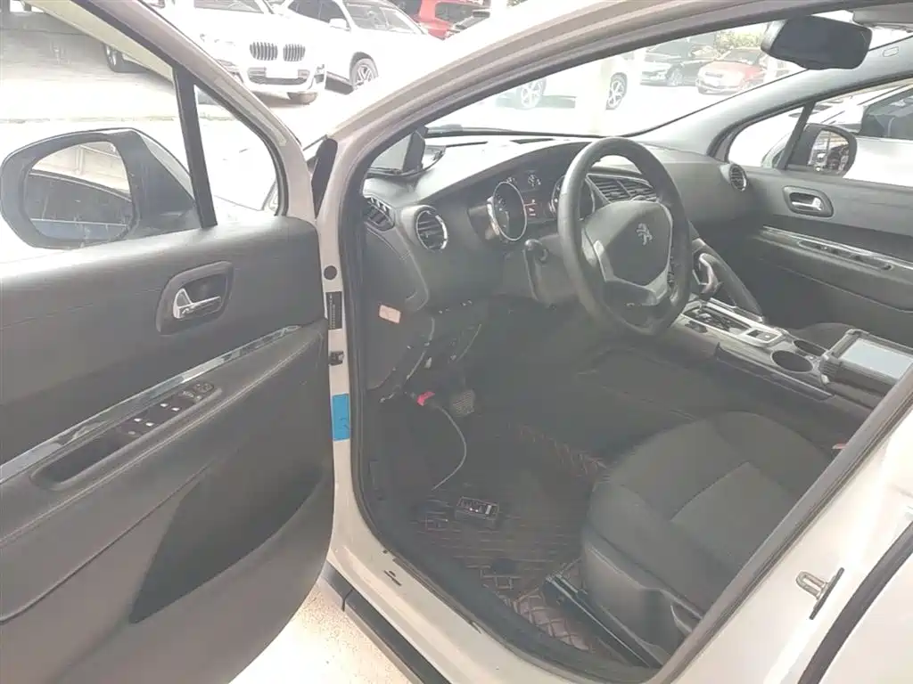 Peugeot 3008 2015 2.0L Automatic Classic Edition фото 16