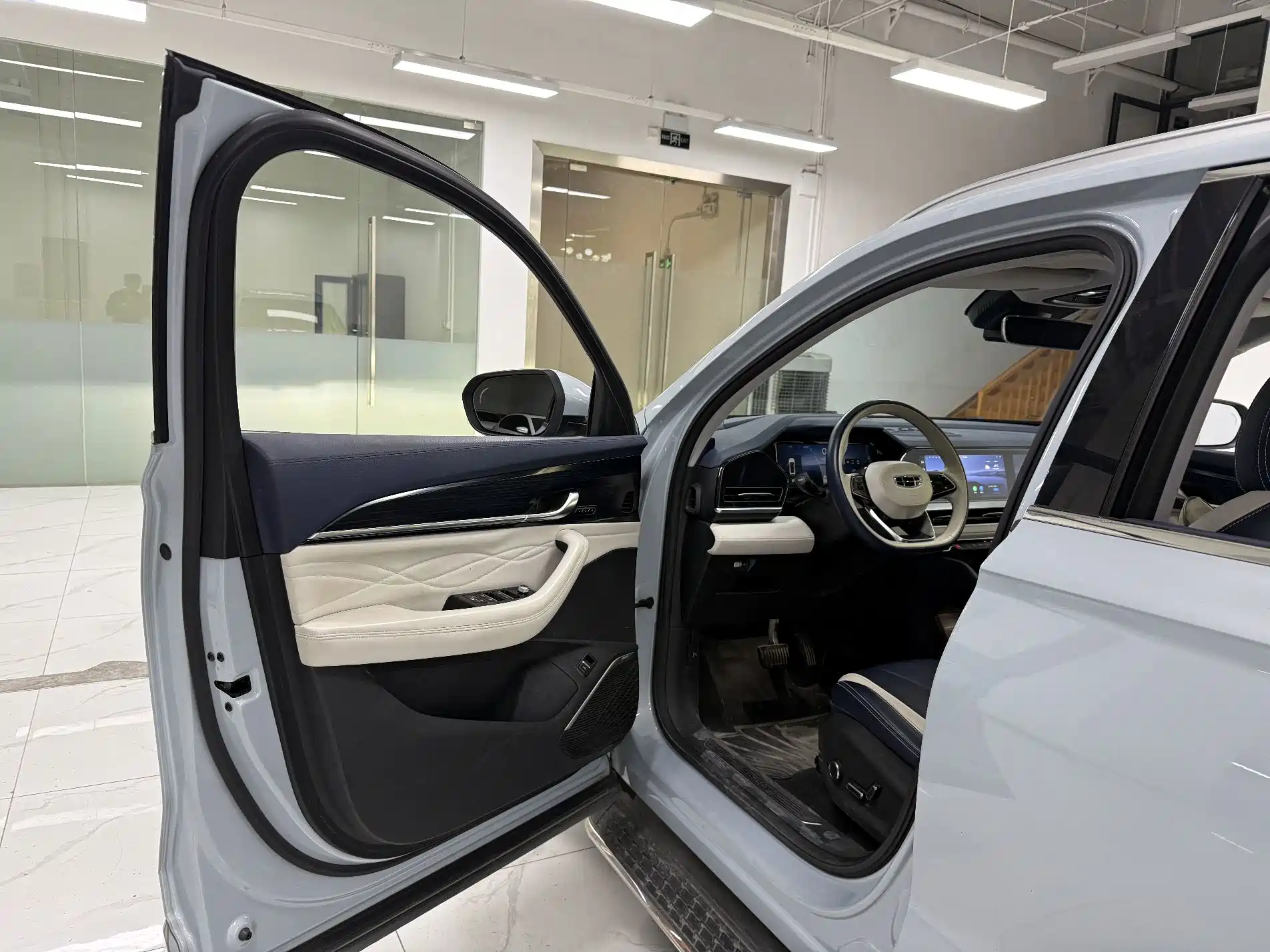 Фото 8 - Geely Monjaro