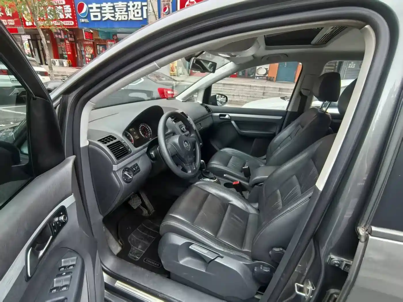 Volkswagen Touran 2013 1.4T DSG Comfort 5-seater фото 8