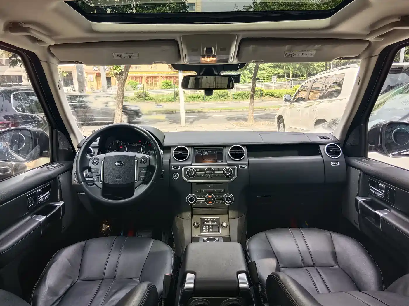 Land Rover Discovery 2015 3.0 SC V6 SE фото 11