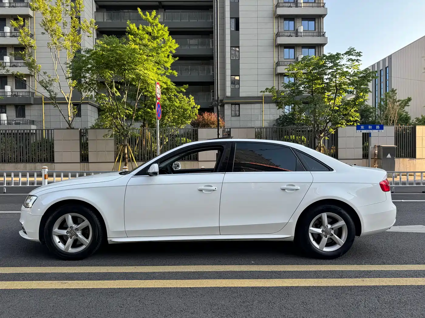 Audi A4L 2013 35 TFSI Automatic Luxury фото 4