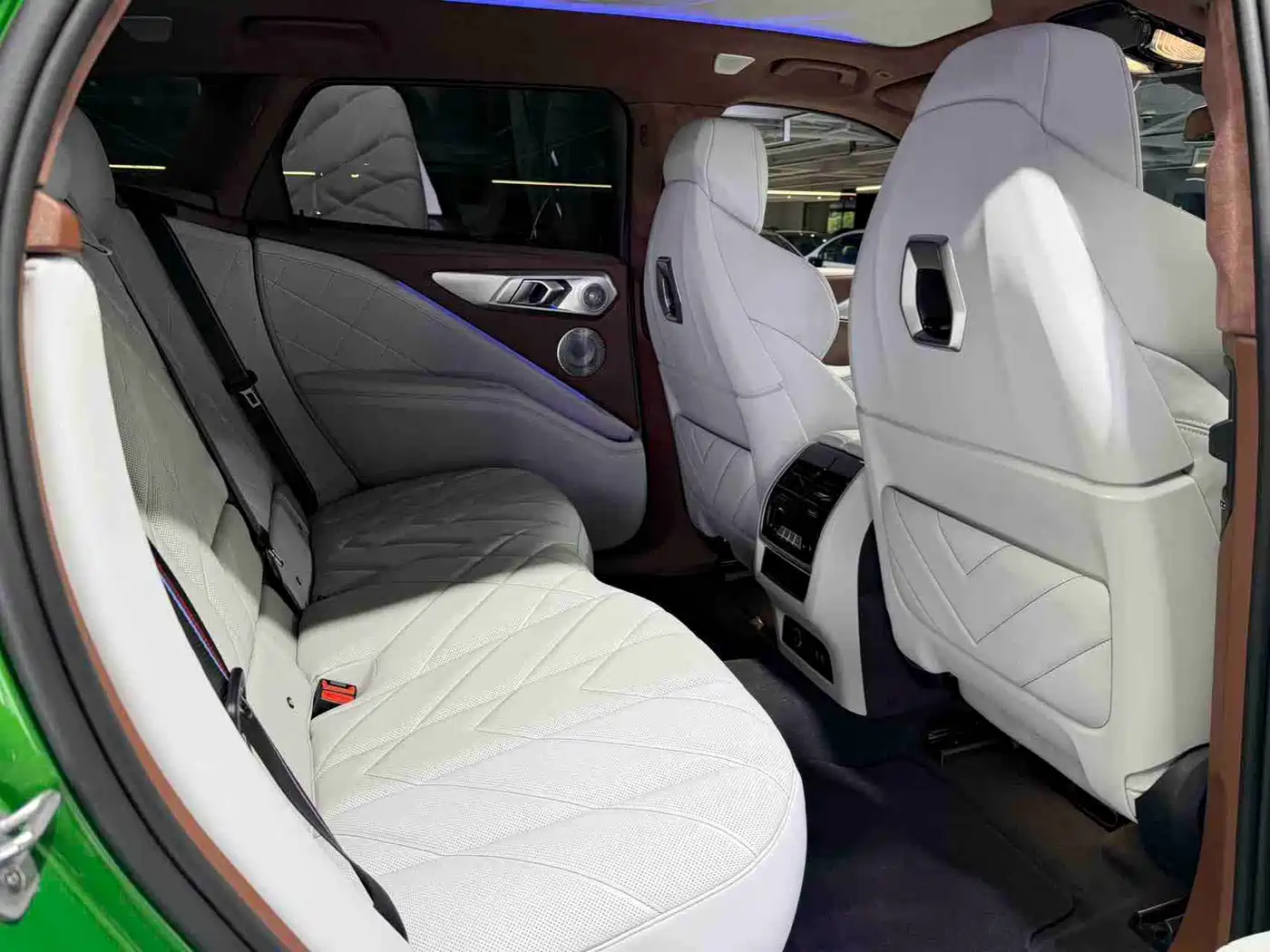 BMW XM 2023 50e фото 14