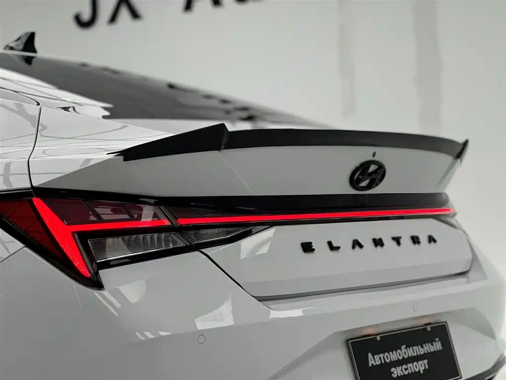 Hyundai Elantra 2022 1.5L CVT LUX Premium Edition фото 10