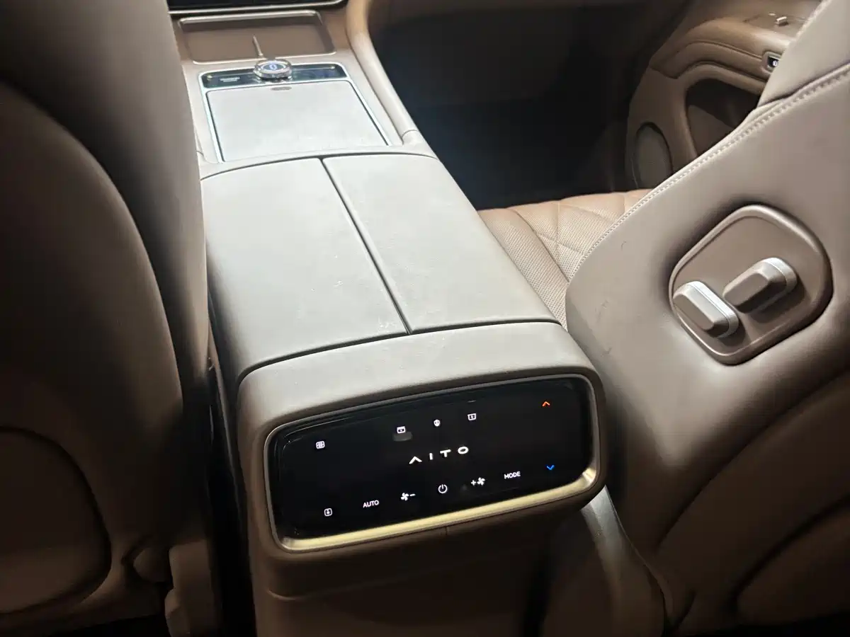 AITO Wenjie AITO M9 2024 Range Extender Ultra 52kWh 6-seater фото 13