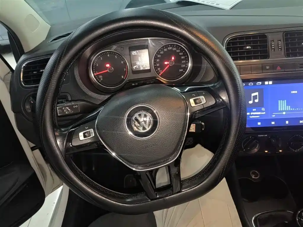 Volkswagen Polo 2016 1.6L Manual Comfort фото 11