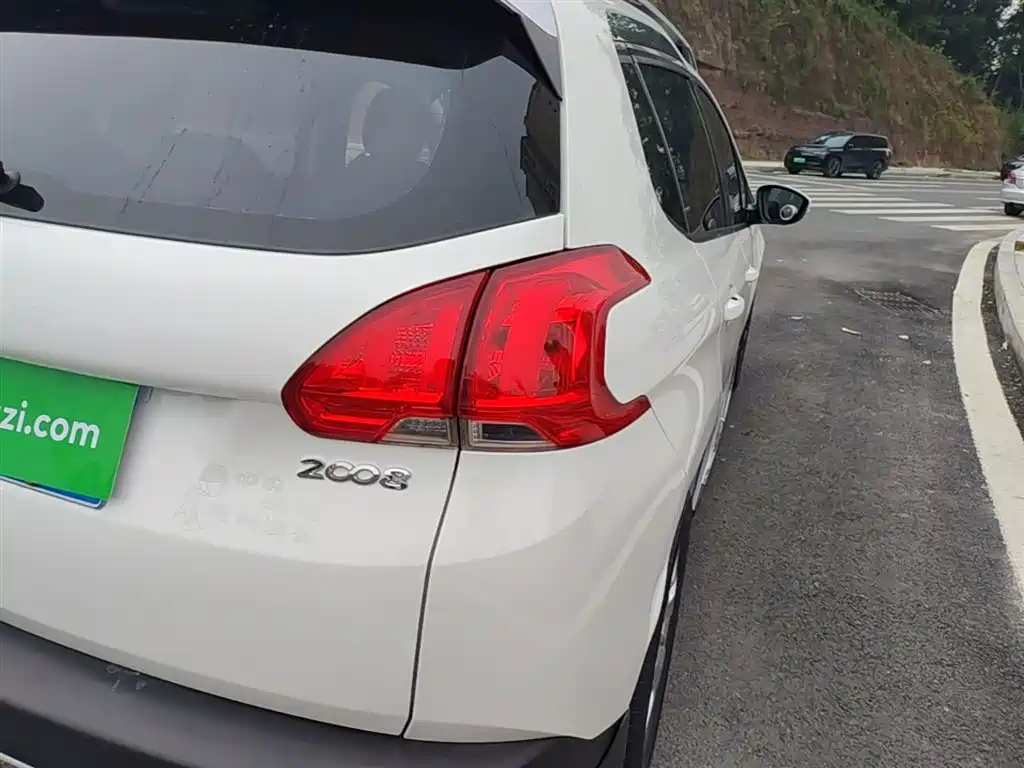 Peugeot 2008 2014 1.6L Automatic Fashion Edition фото 8