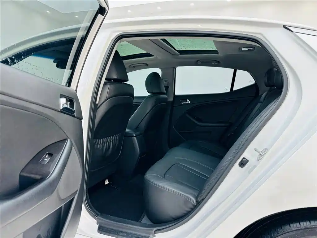 Kia K5 2011 2.0L Automatic DLX фото 14