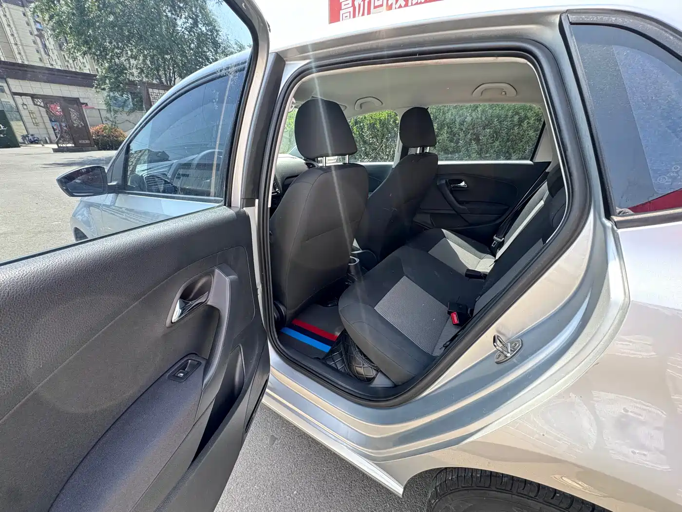 Volkswagen Polo 2014 1.4L Manual Trend Edition фото 8