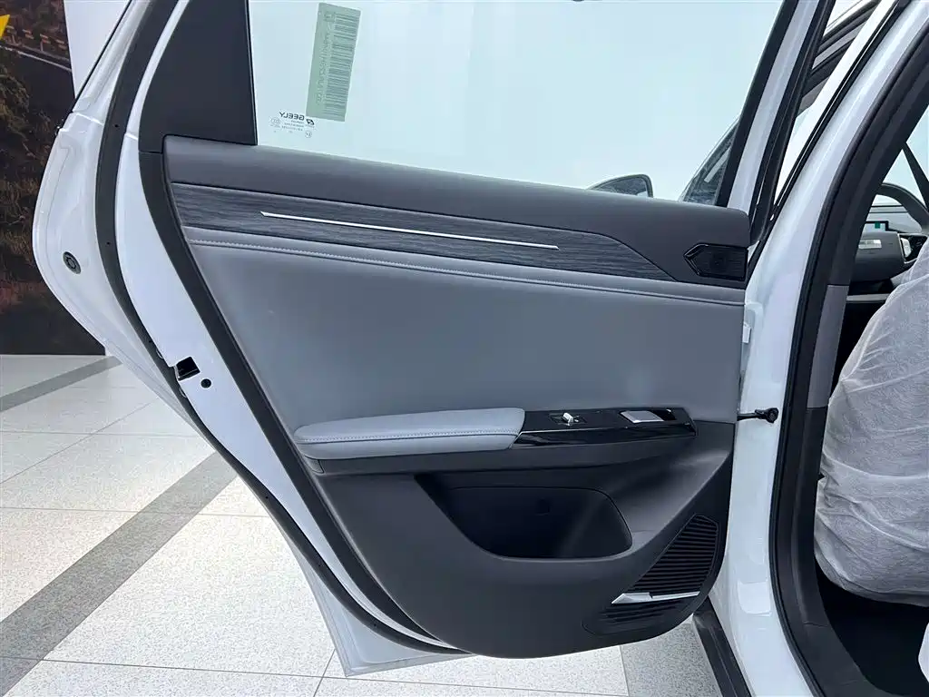 Geely Galaxy Galaxy L6 2025 EM-i 140km Explorer+ Edition фото 24