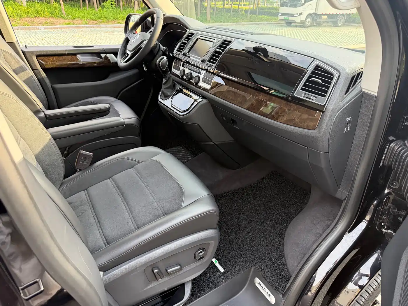 Volkswagen Multivan 2019 2.0TSI 4WD Premium 7-seater фото 12