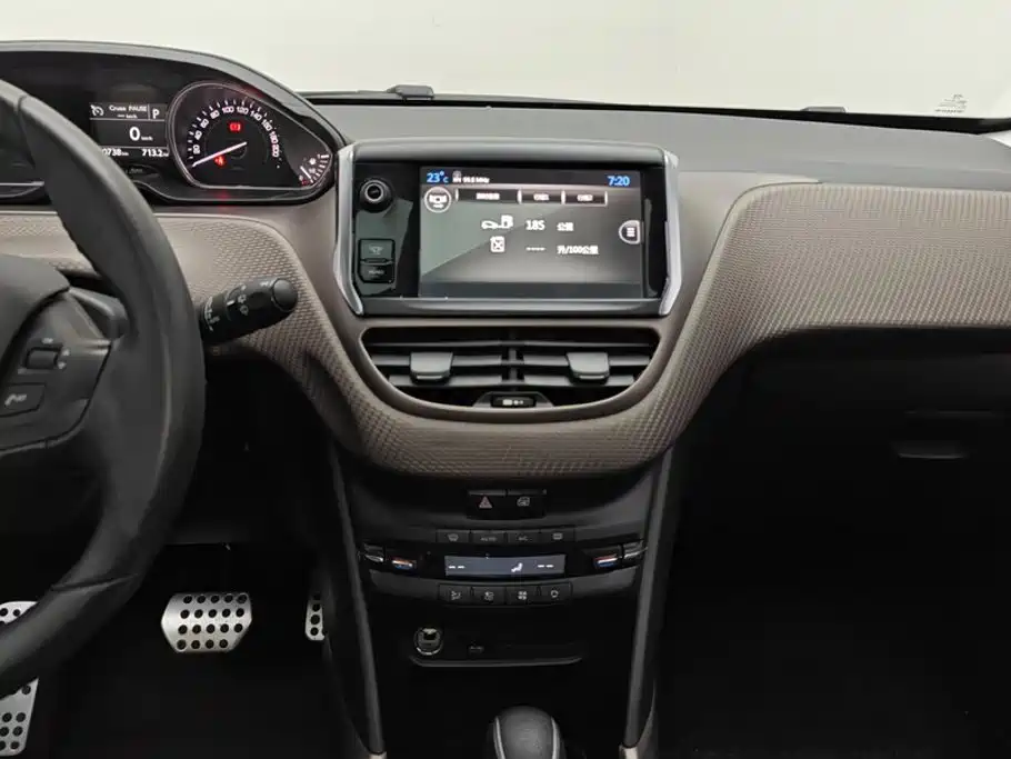 Photo 13 - Peugeot 2008