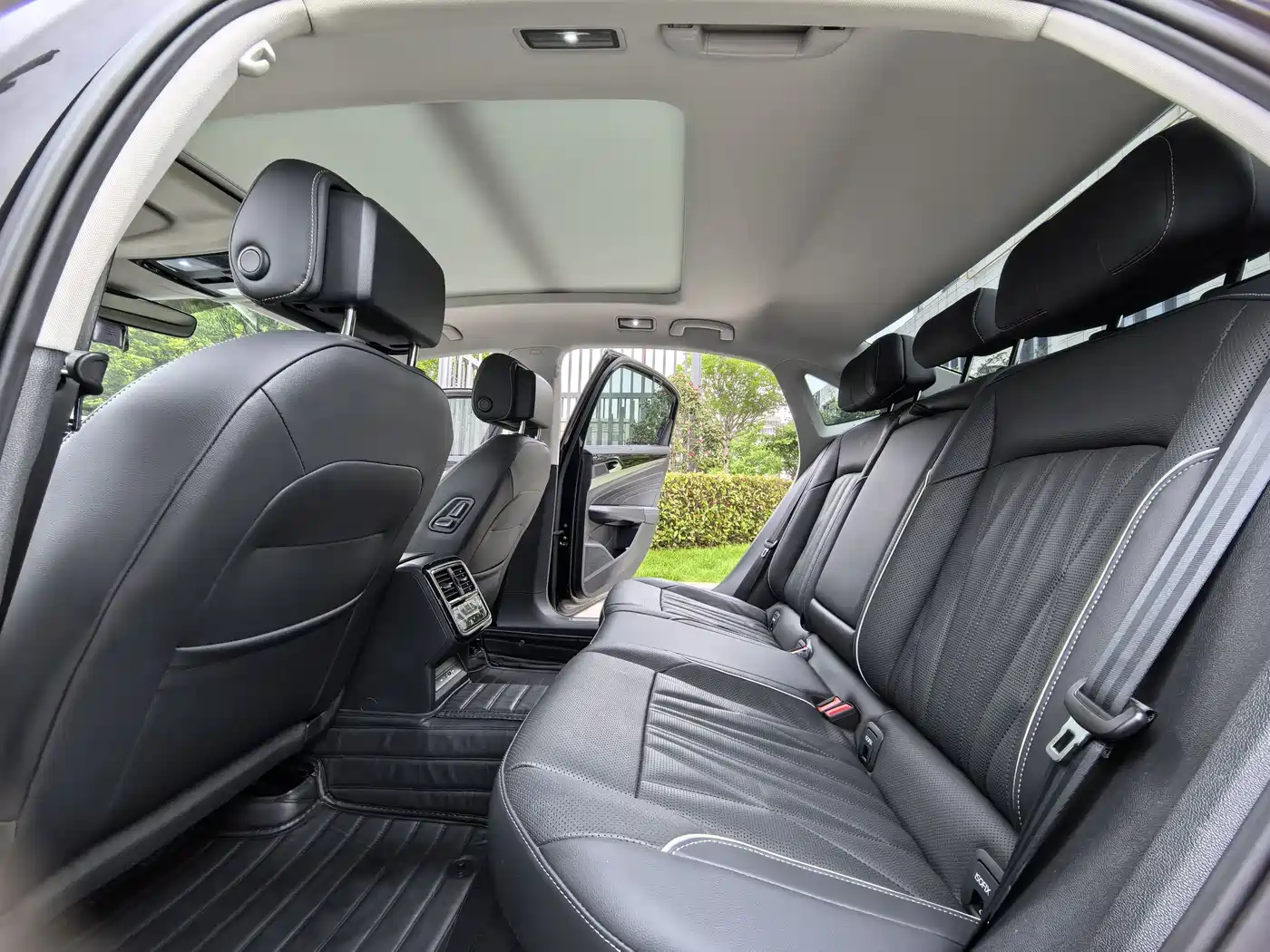 Volkswagen Passat 2023 330TSI Starlight Premium Edition фото 13