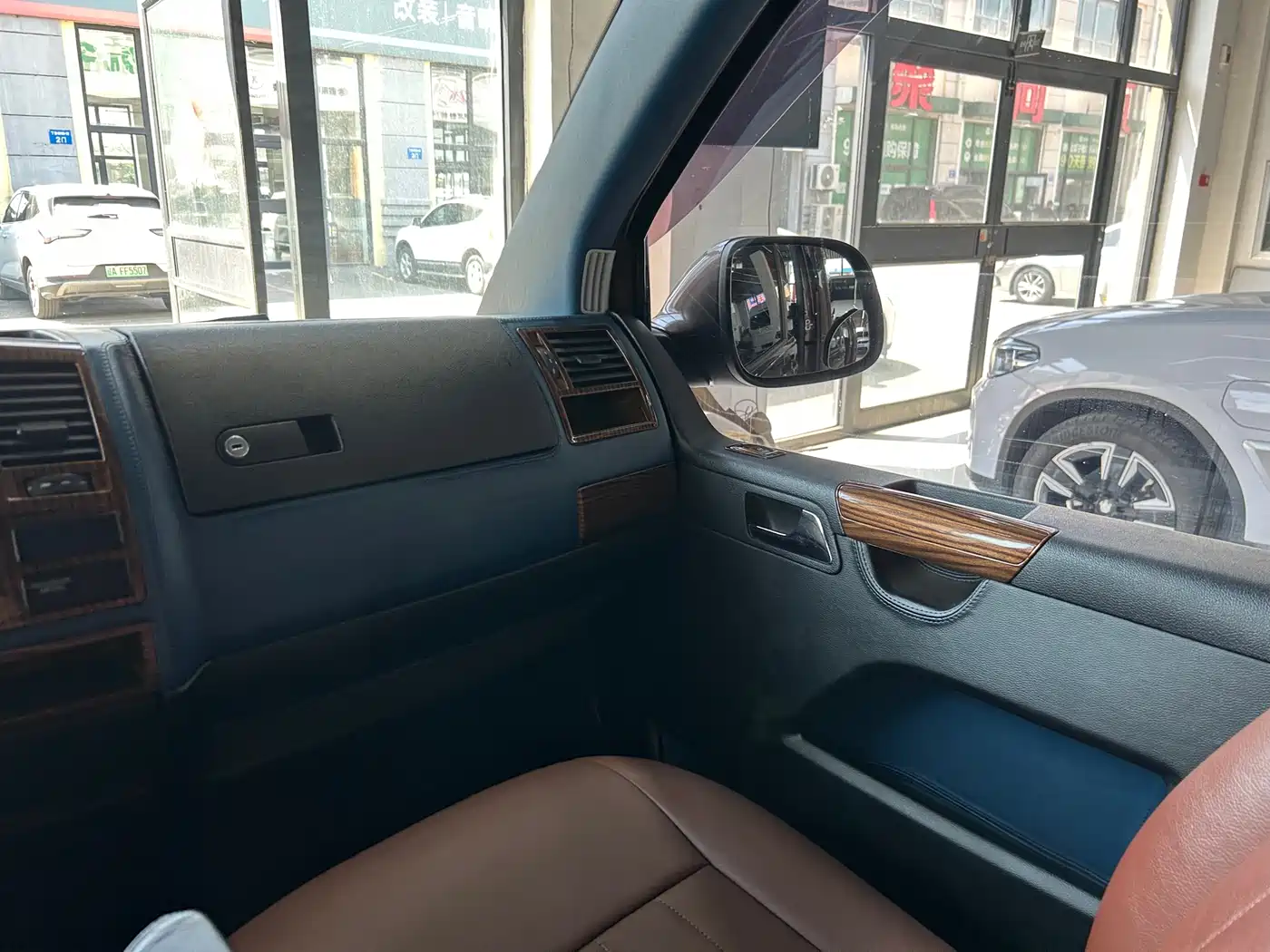 Volkswagen Caravelle 2014 2.0TSI 4WD Comfort Edition фото 14