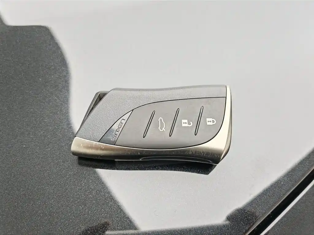 Lexus ES 2020 200 Excellence фото 19