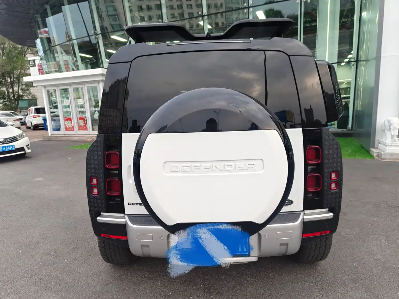 Land Rover Defender 2024 110 3.0T P400 Dark Special Edition фото 4