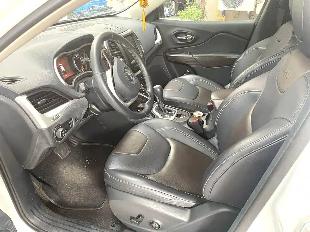 Jeep Cherokee 2020 2020 2.0L 2WD Safety Upgrade Edition