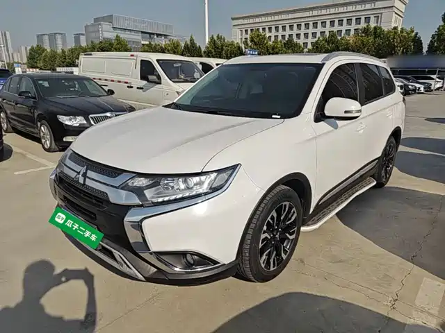 Mitsubishi Outlander 2.0L, моноприводный, 5 мест