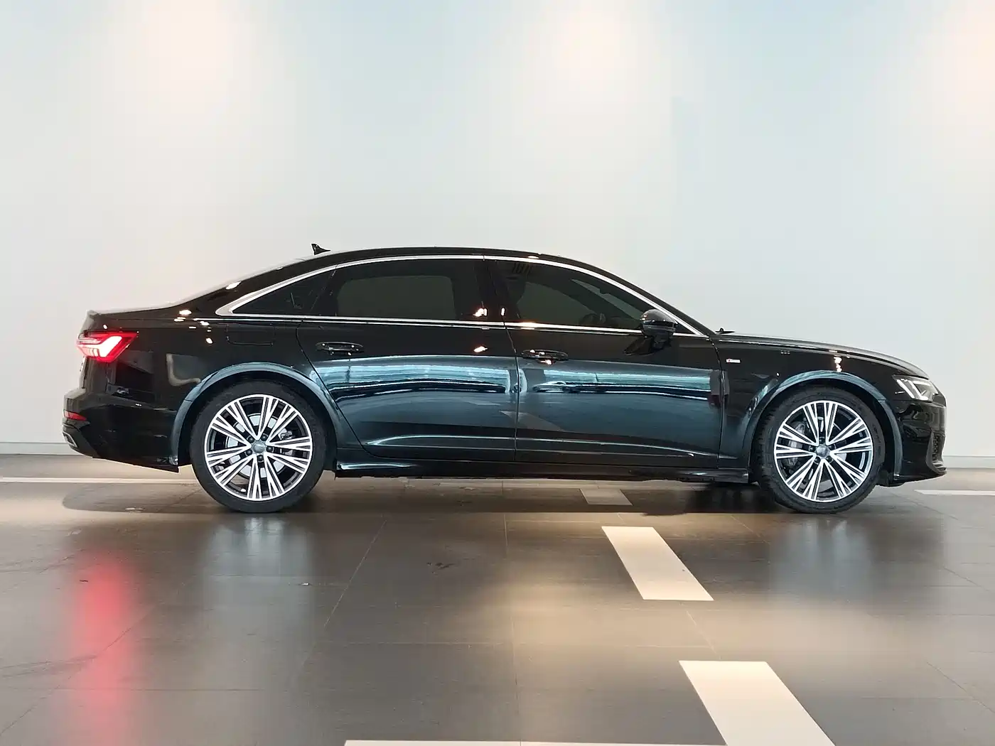 Audi A6L 2021 40 TFSI Luxury Sport фото 3