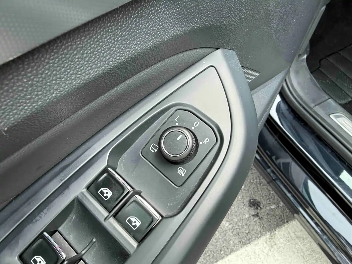 Volkswagen Passat 2022 330TSI Starlight Luxury Edition фото 15