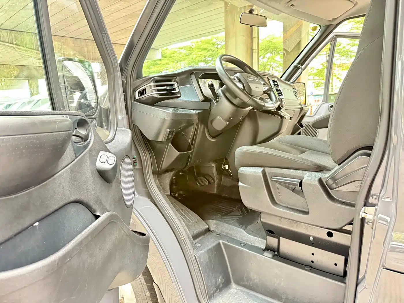 Jiangling JMC Fushun 2024 2025 Model 2.0T 8AT Diesel Medium Wheelbase Low Roof Commercial MPV 5/6 Seats