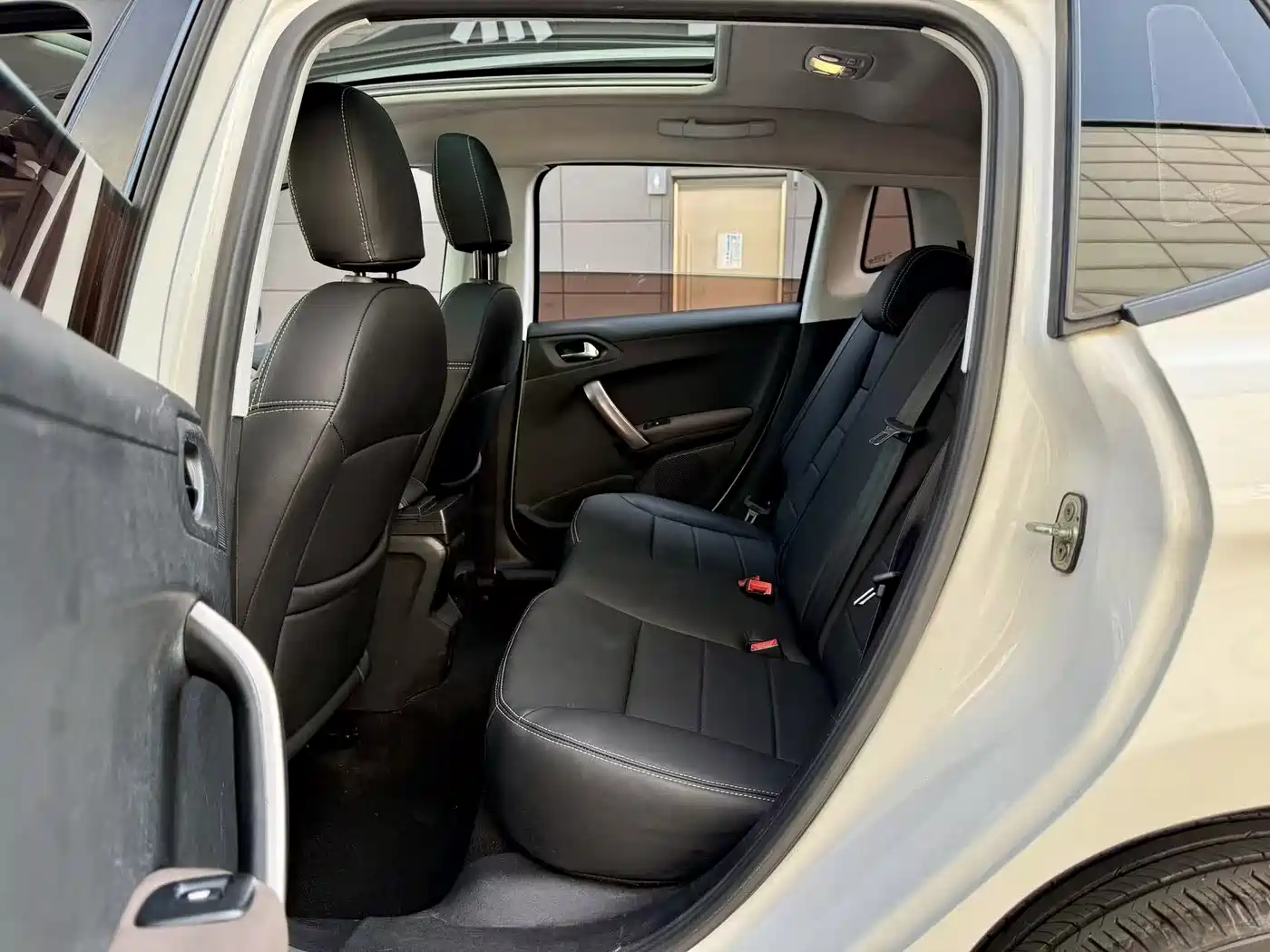 Peugeot 2008 2014 1.6L Automatic Fashion Edition фото 6