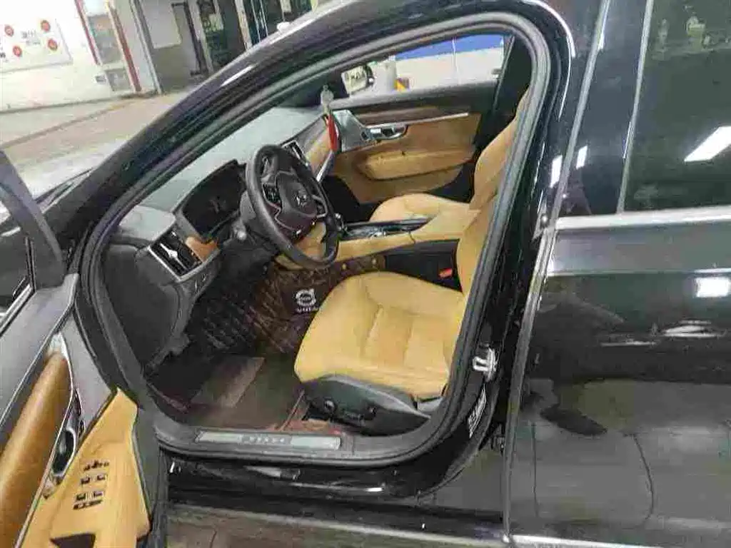 Photo 4 - Volvo S90