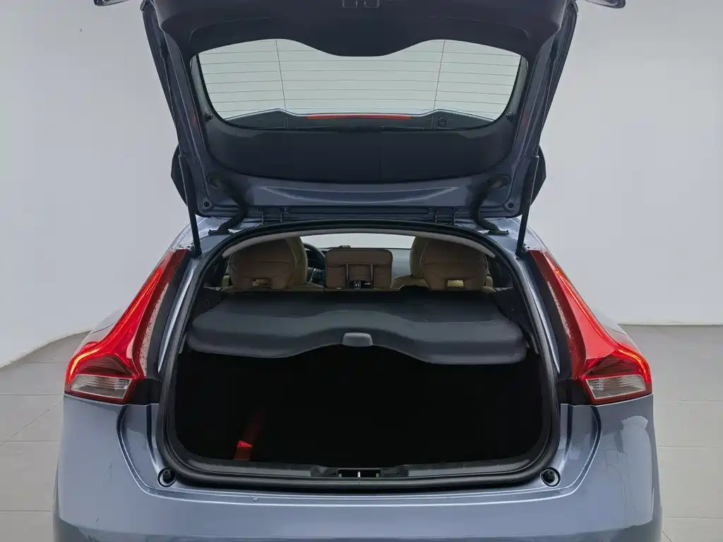 Фото 16 - Volvo V40