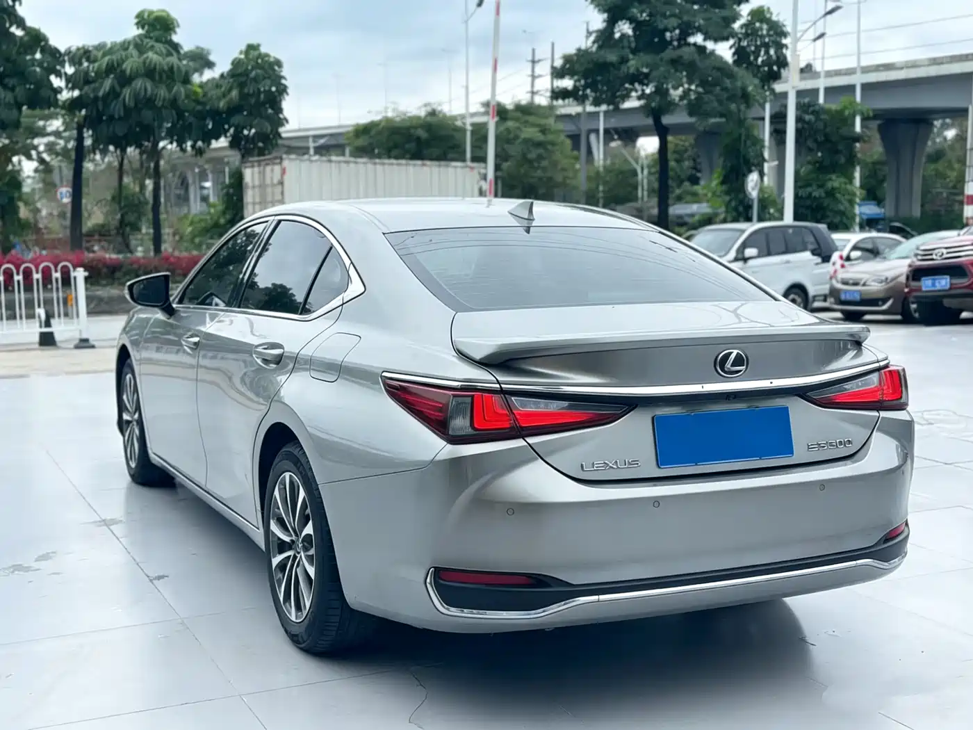 Lexus ES 2022 300h Excellence Edition фото 2