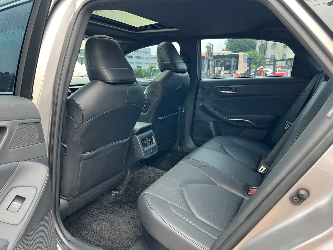 Toyota Avalon 2019 Hybrid 2.5L Luxury Edition China V фото 13